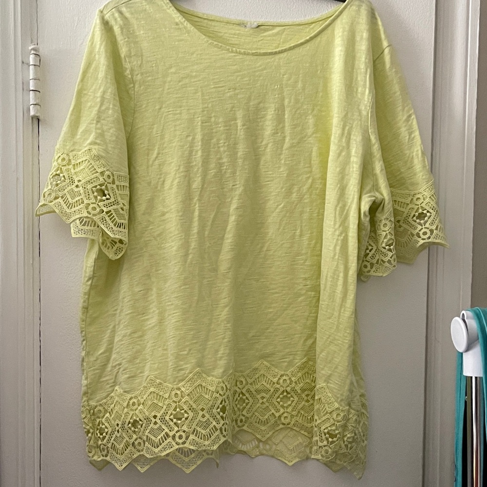 Beautiful Tshirt lace like accents Women’s 2X yellow